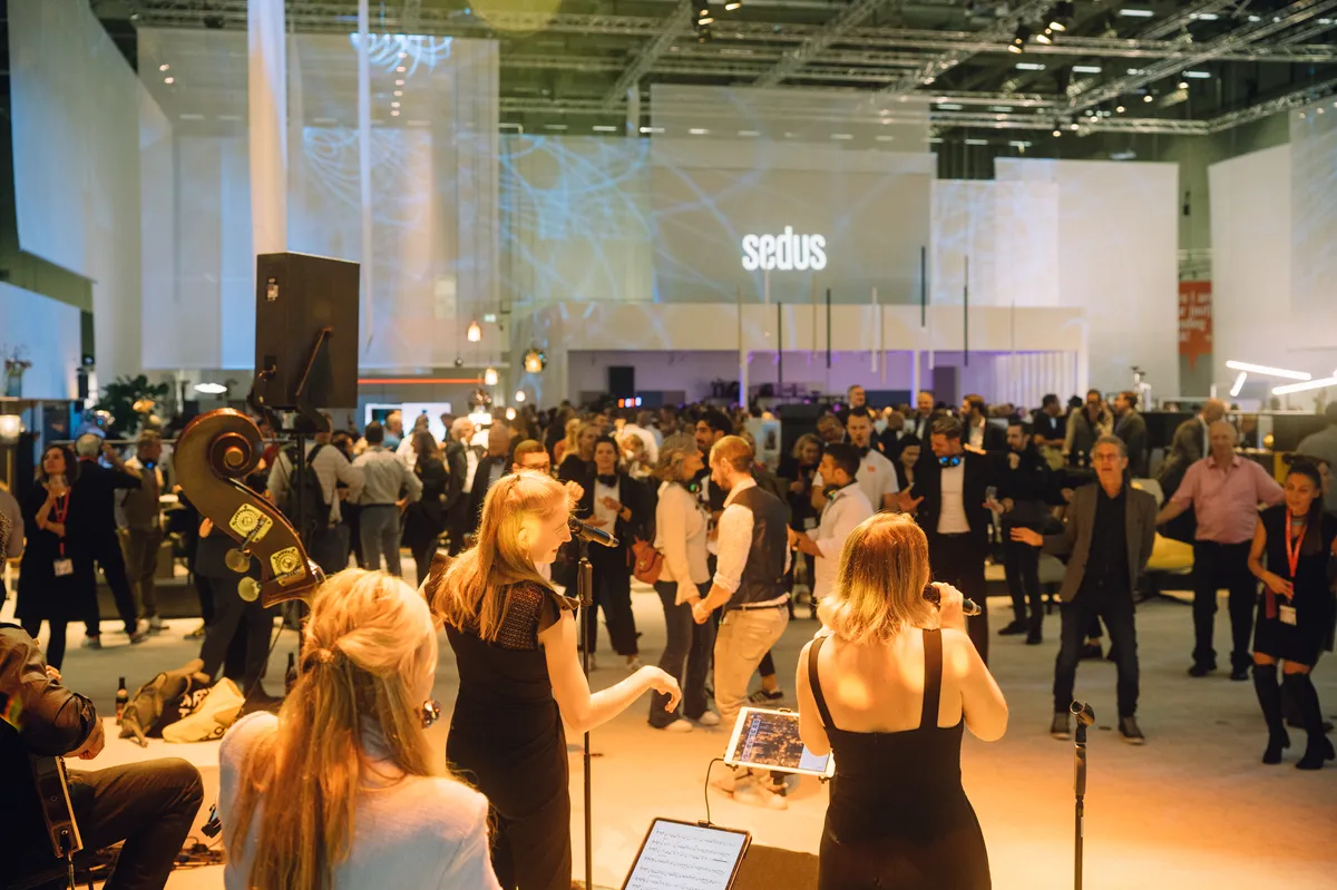 Sedus Messestand auf der Messe, moderne Bürolösungen und Präsentationsdesign.